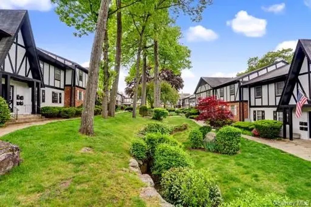 129 Parkside Drive, Suffern