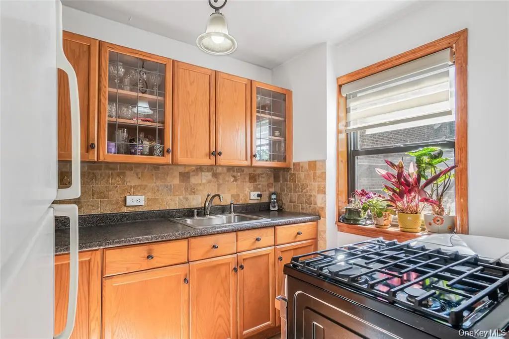 218-12 43rd Avenue # 2e, Bayside