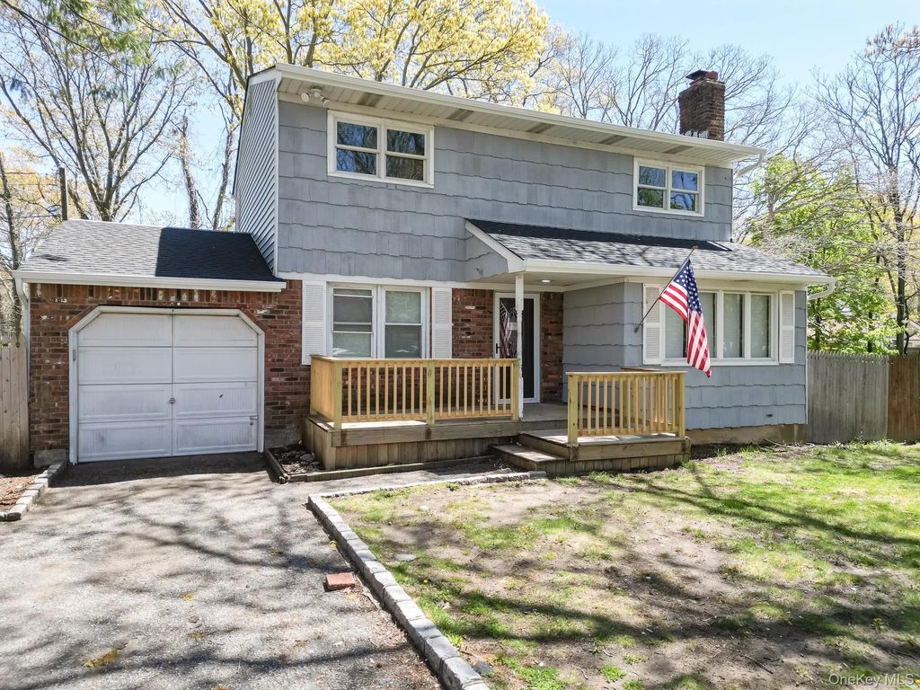 981 Connetquot Avenue, Central Islip