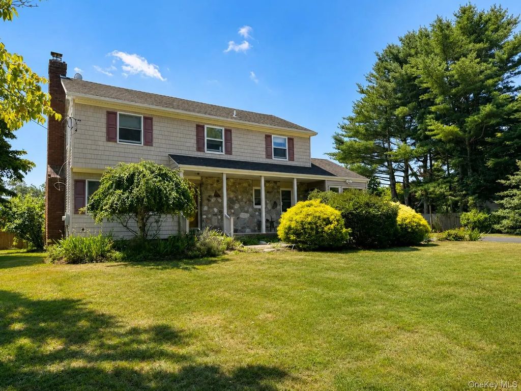 6 Roberts Lane, East Moriches