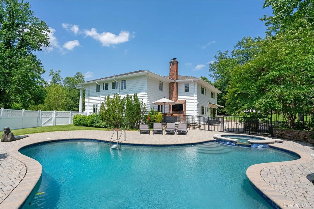 25 Montrose Court, Roslyn Harbor