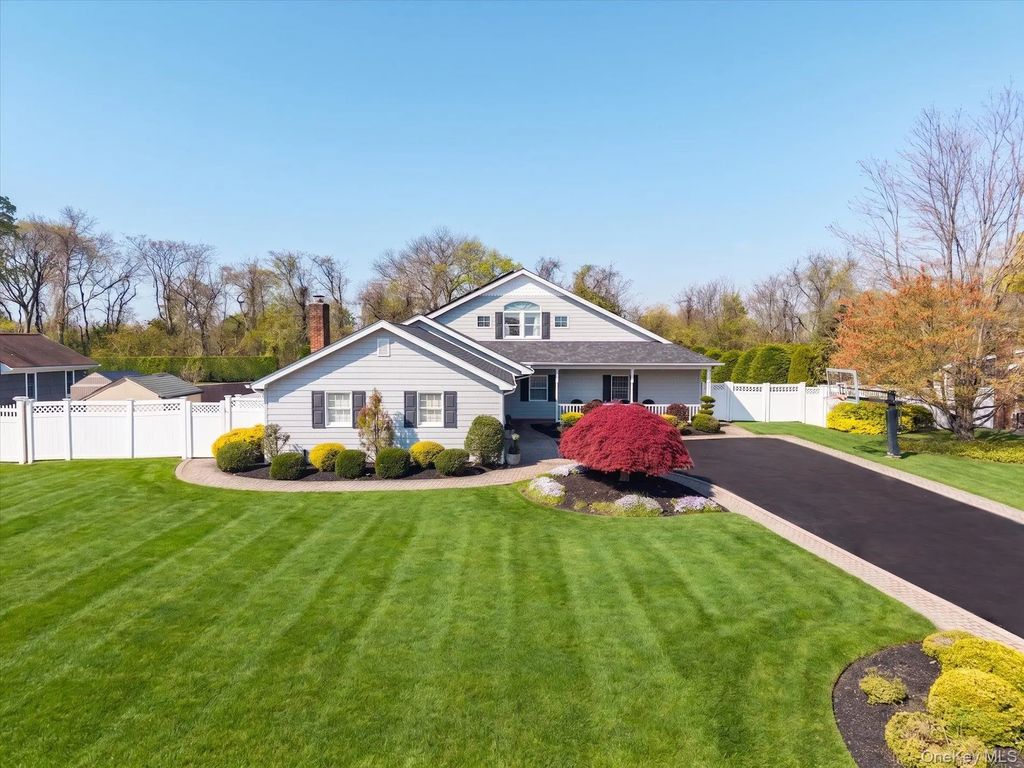 88 Pace Drive S, West Islip