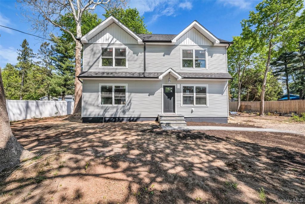 20 Lehigh Avenue, Centereach