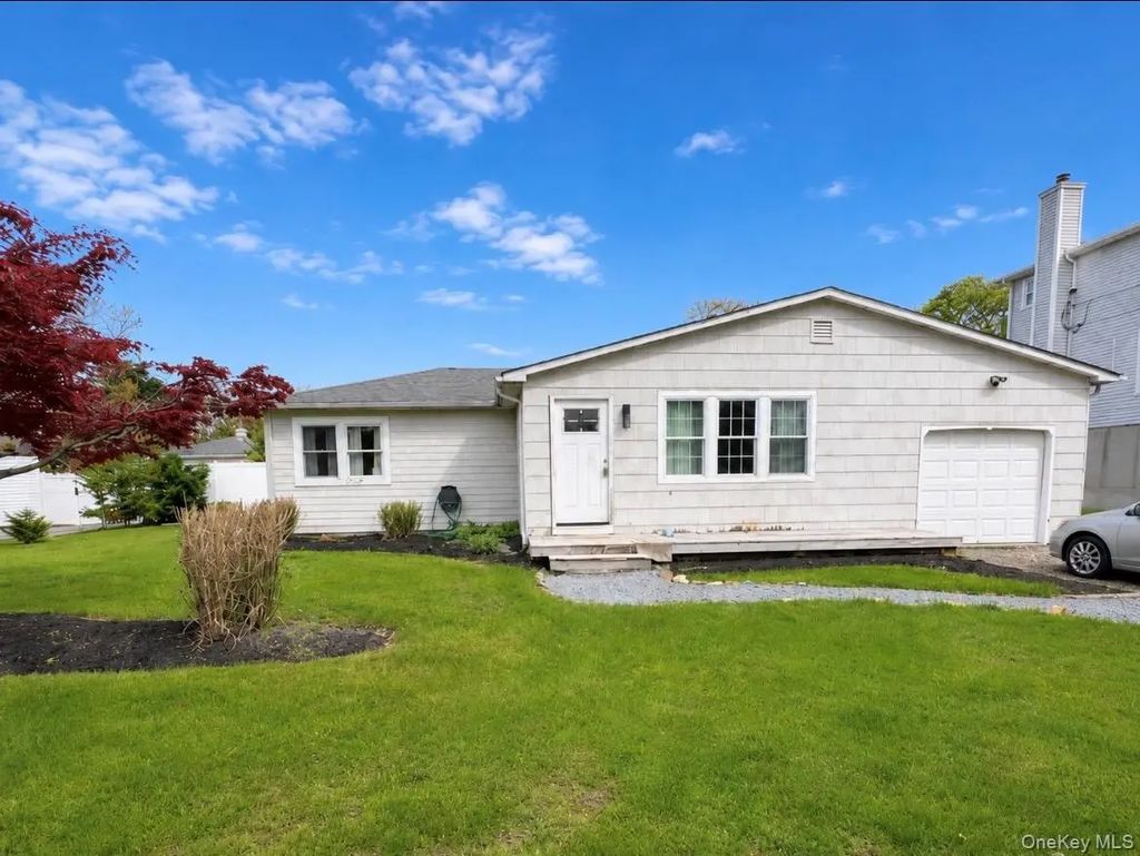 7 Bay Street, Center Moriches