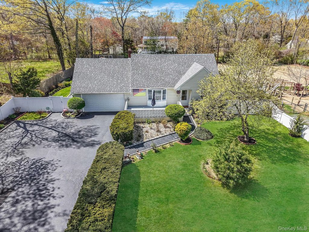 1989 William Floyd Parkway, Ridge