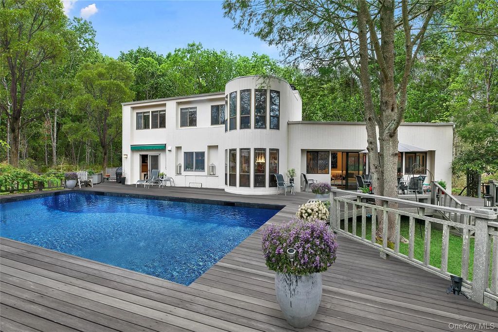 6 Wagon Lane, East Hampton