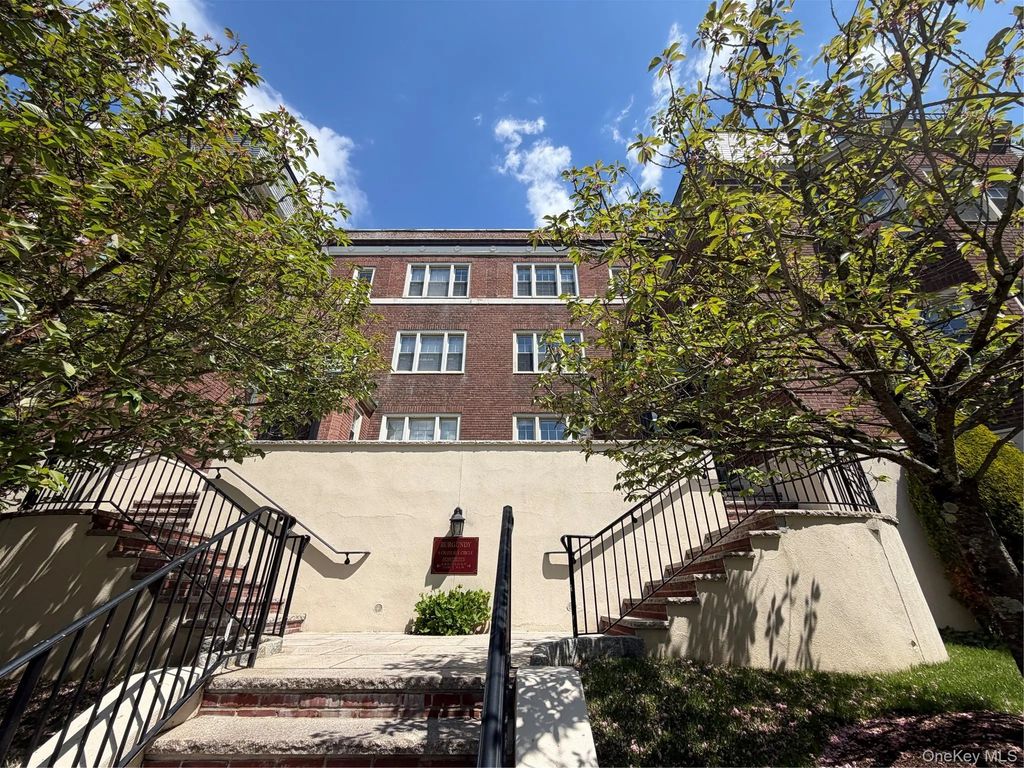 4 Chateaux Circle # 4c, Scarsdale