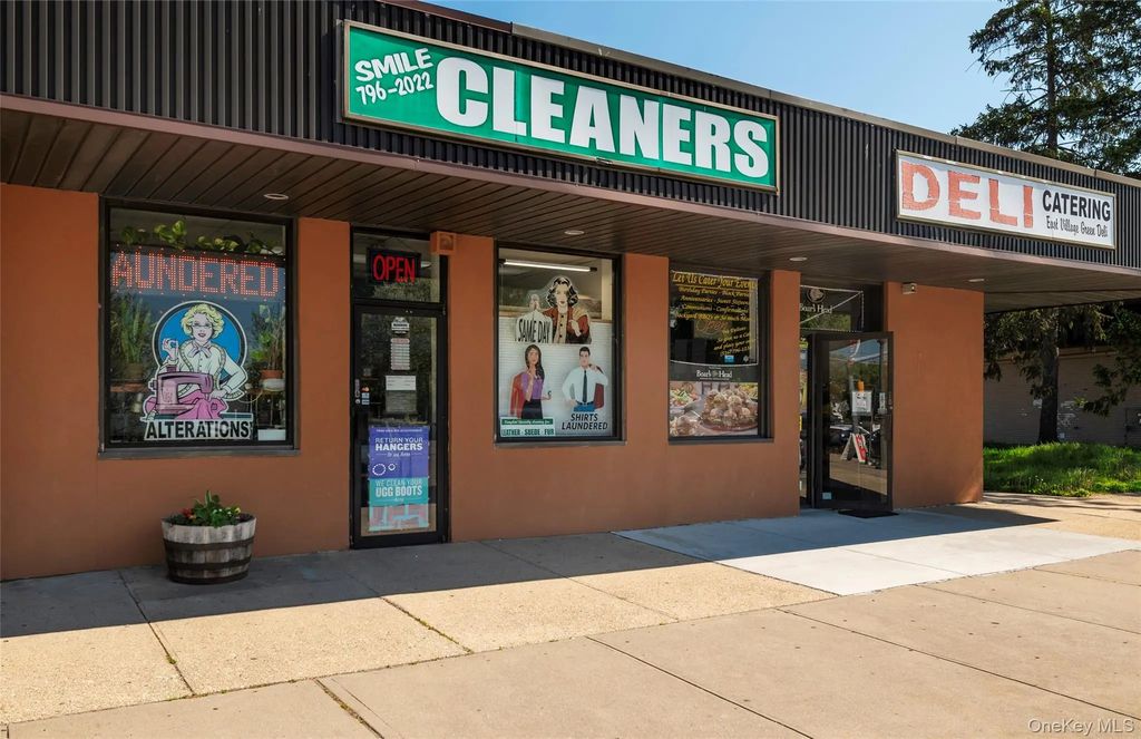 6 E Village Green, Levittown