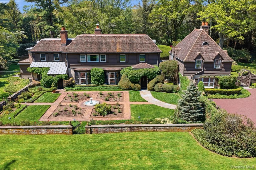 285 Piping Rock Road, Locust Valley