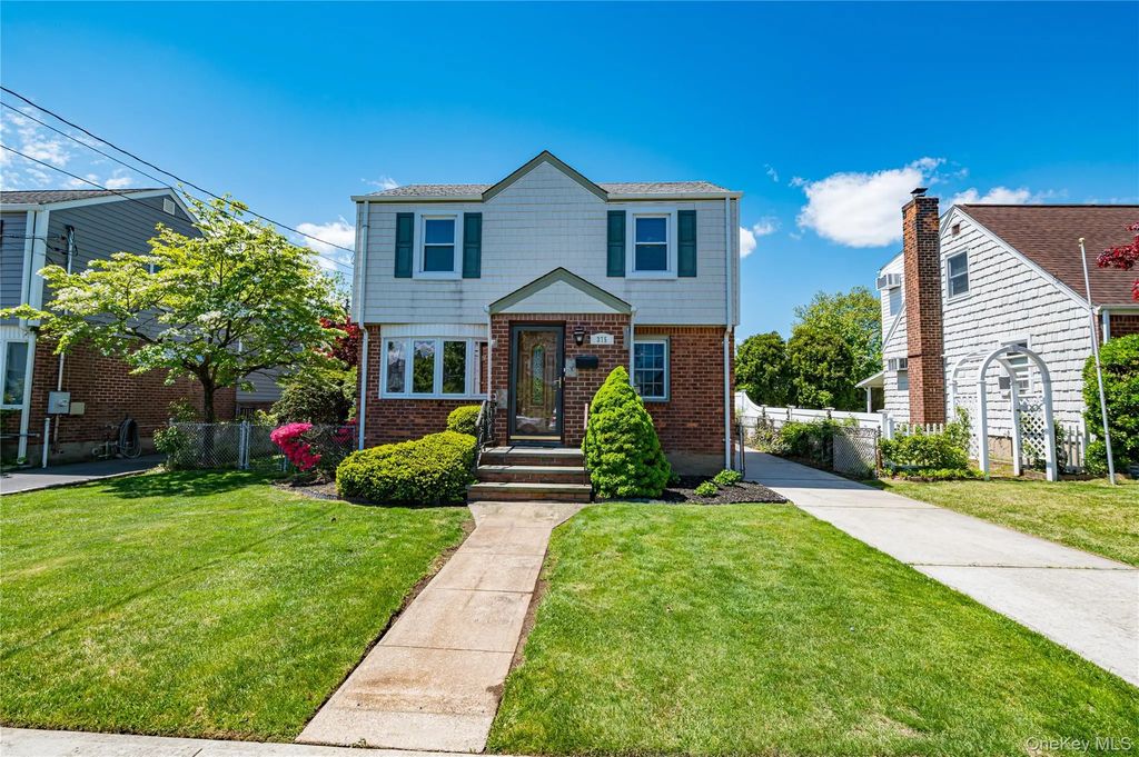 375 Latham Road, Mineola