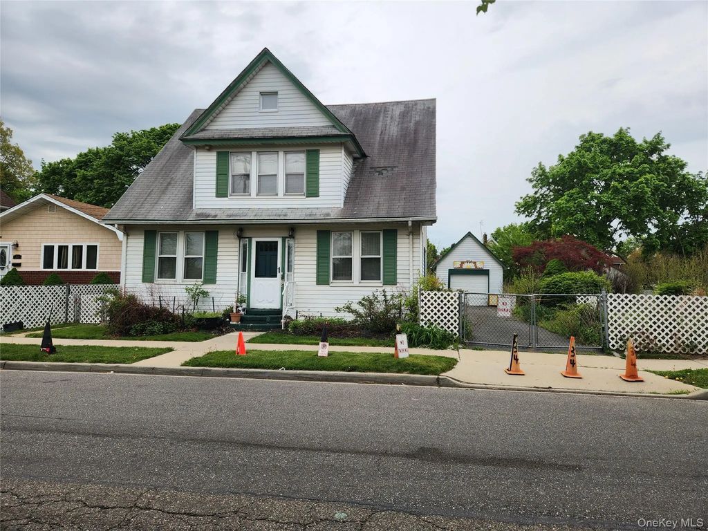 34 Oakland Street, Hempstead