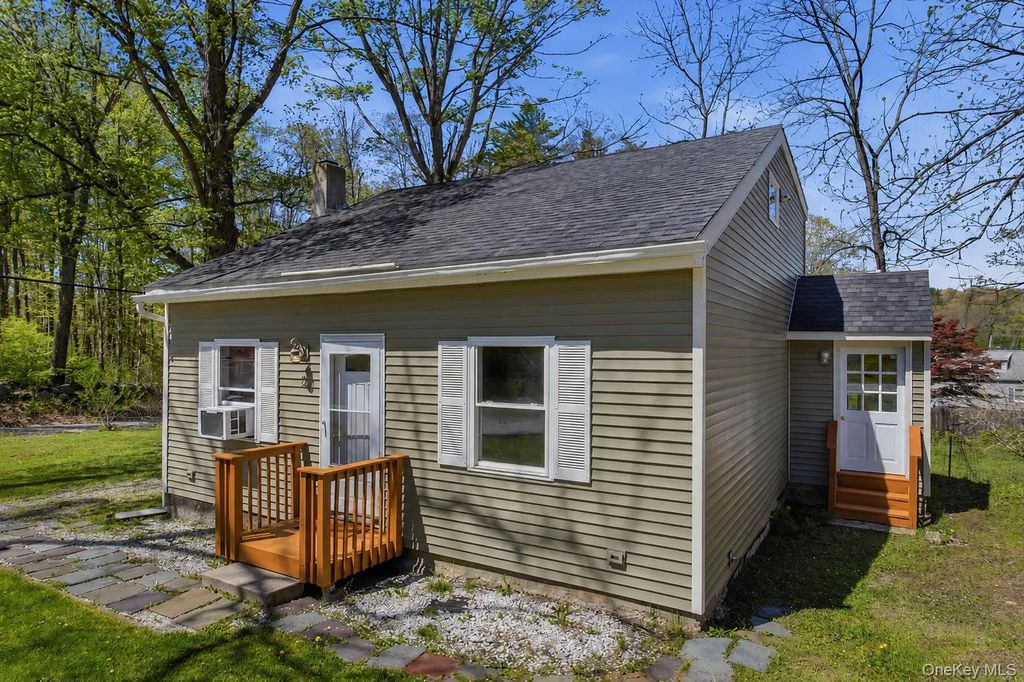 2 Eastwood Road, Brewster