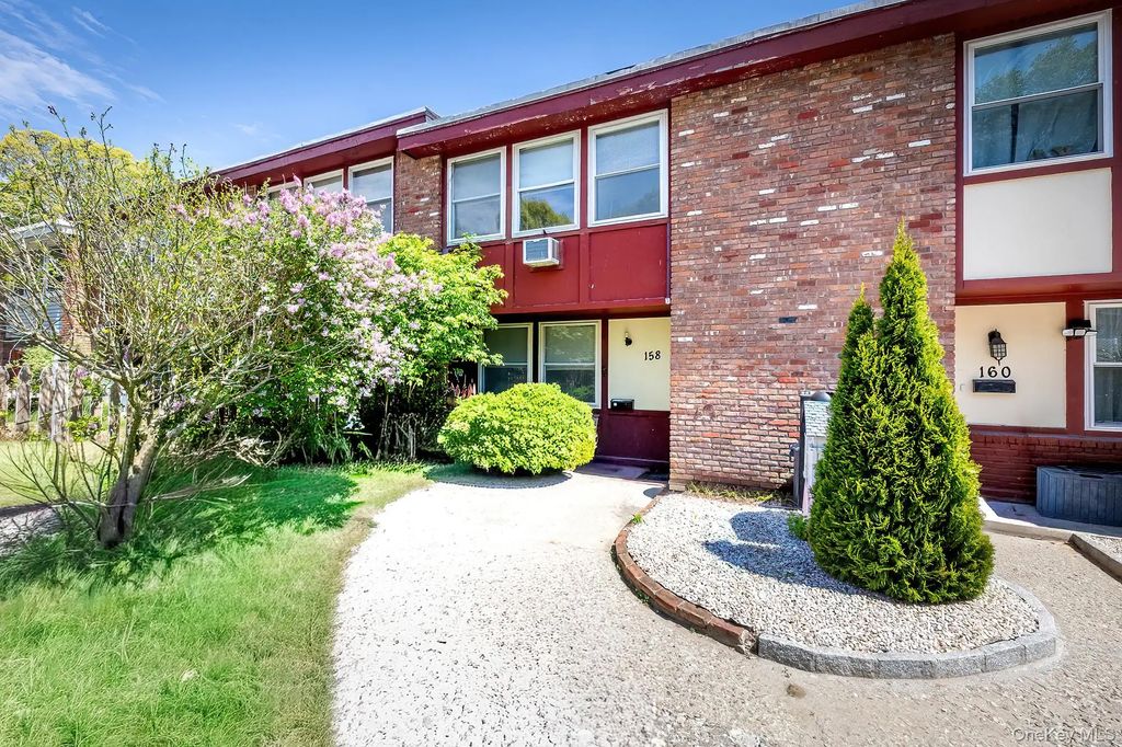 158 Rolling Way, Peekskill