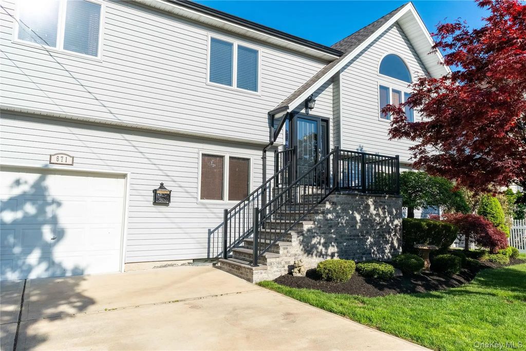 671 Tabor Place, East Meadow
