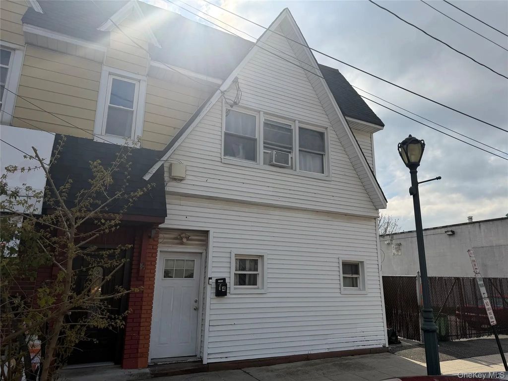 14 Davison Plaza, East Rockaway