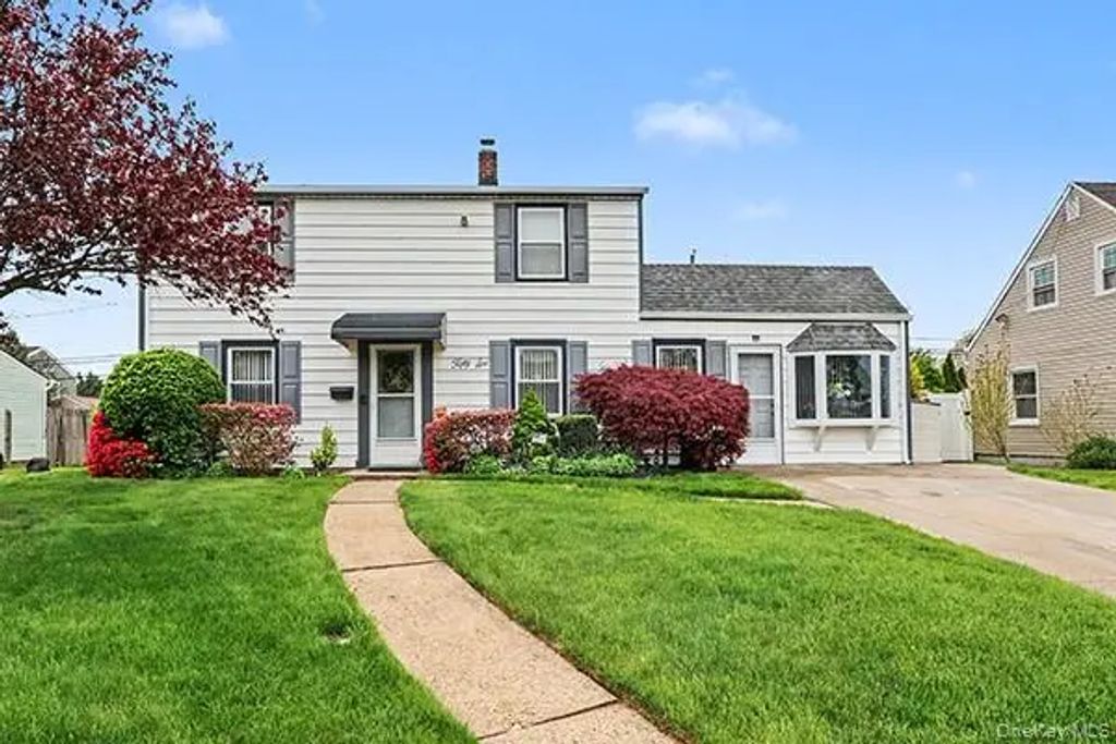 56 Haven Lane, Levittown
