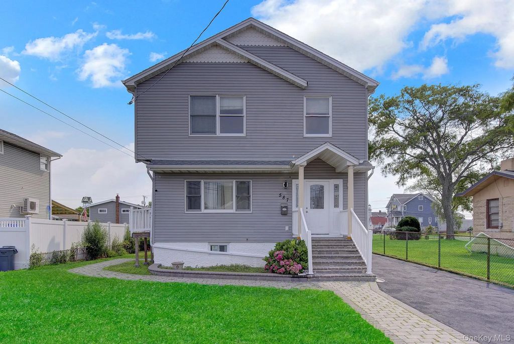 587 Miller Avenue, Freeport