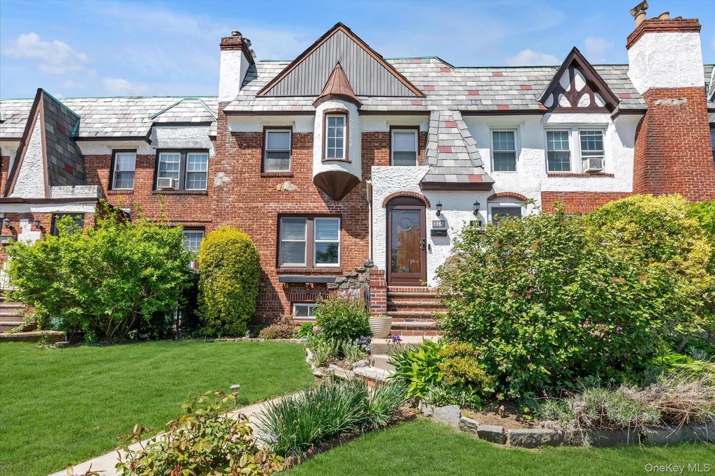 376 Cochran Place, Valley Stream