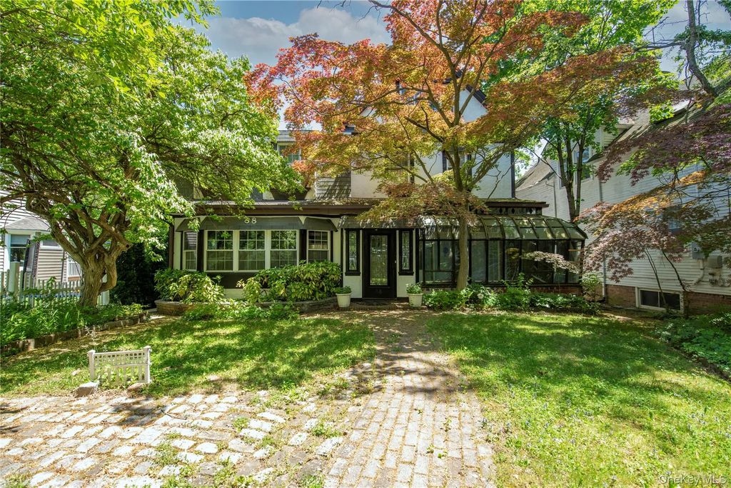 88 Prospect Avenue, Douglaston