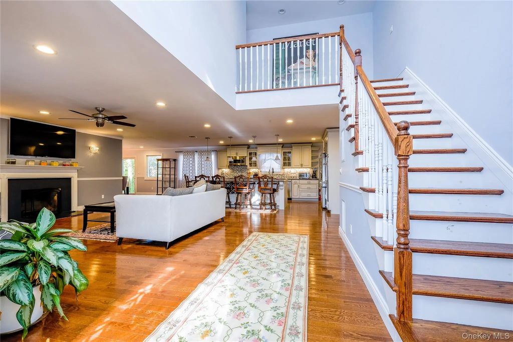 752 Kensington Court, Westbury