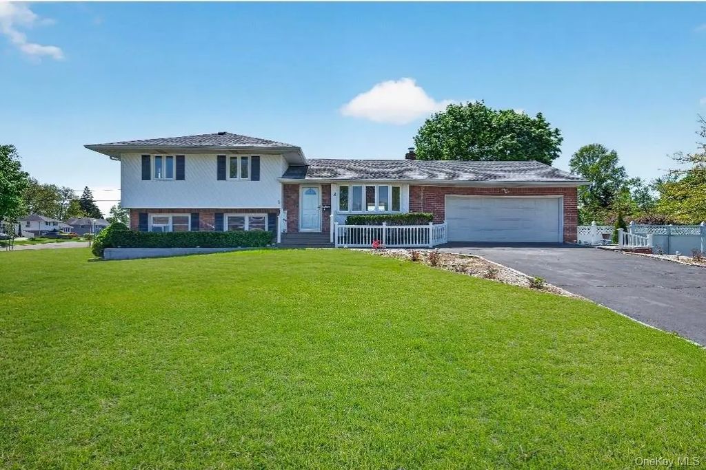 8 Whitebirch Lane, Commack