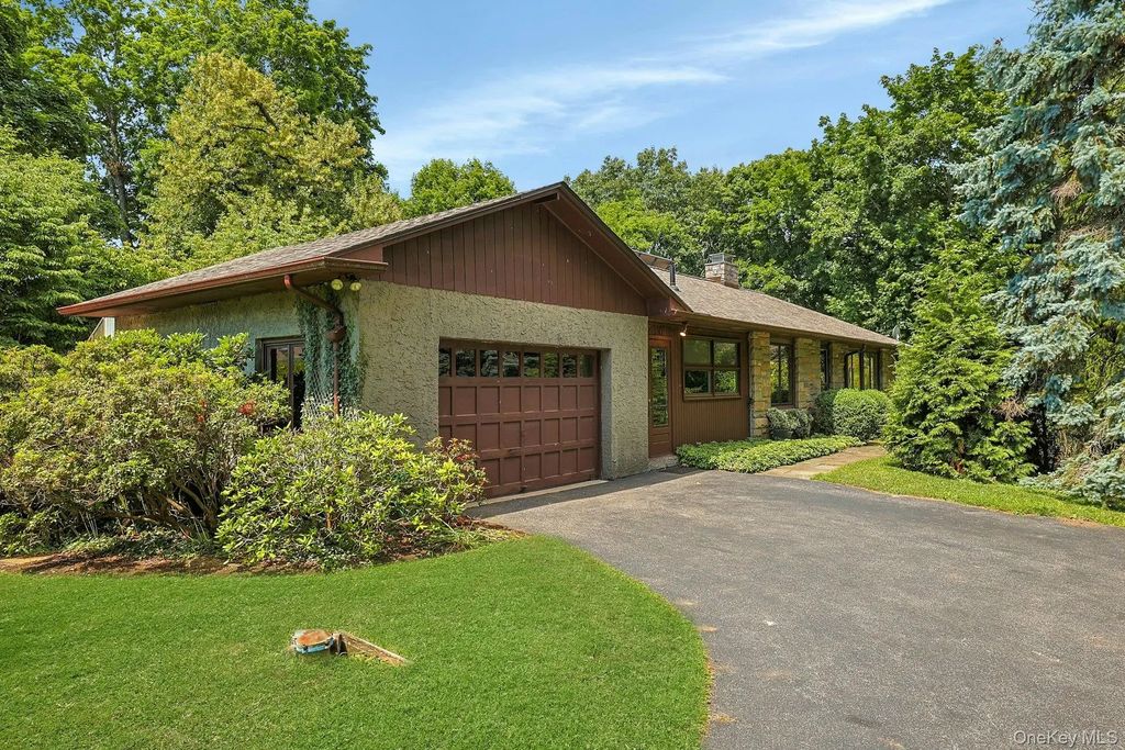 15 Grandview Lane, Thornwood