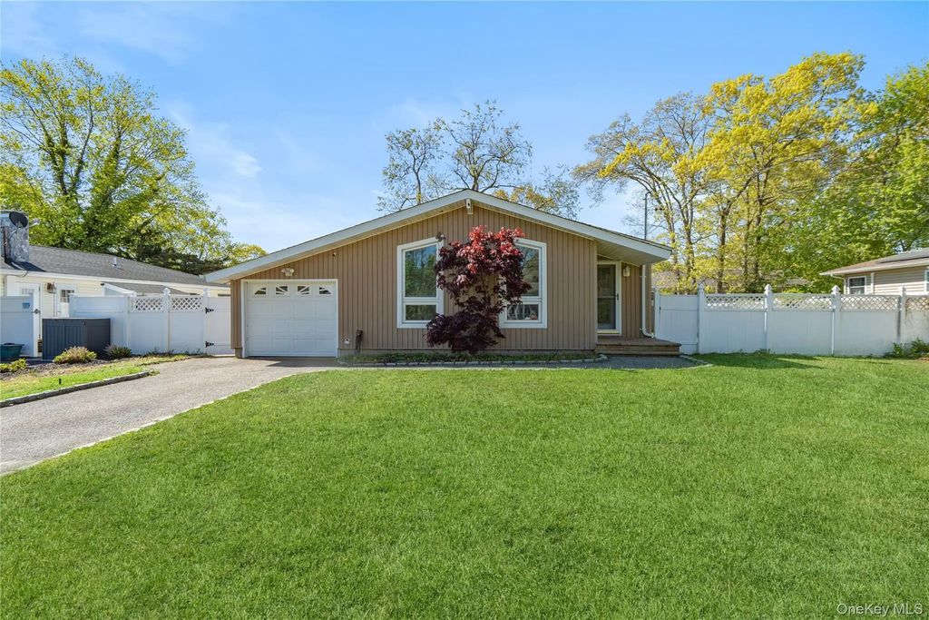 82 Robinwood Drive, Mastic Beach