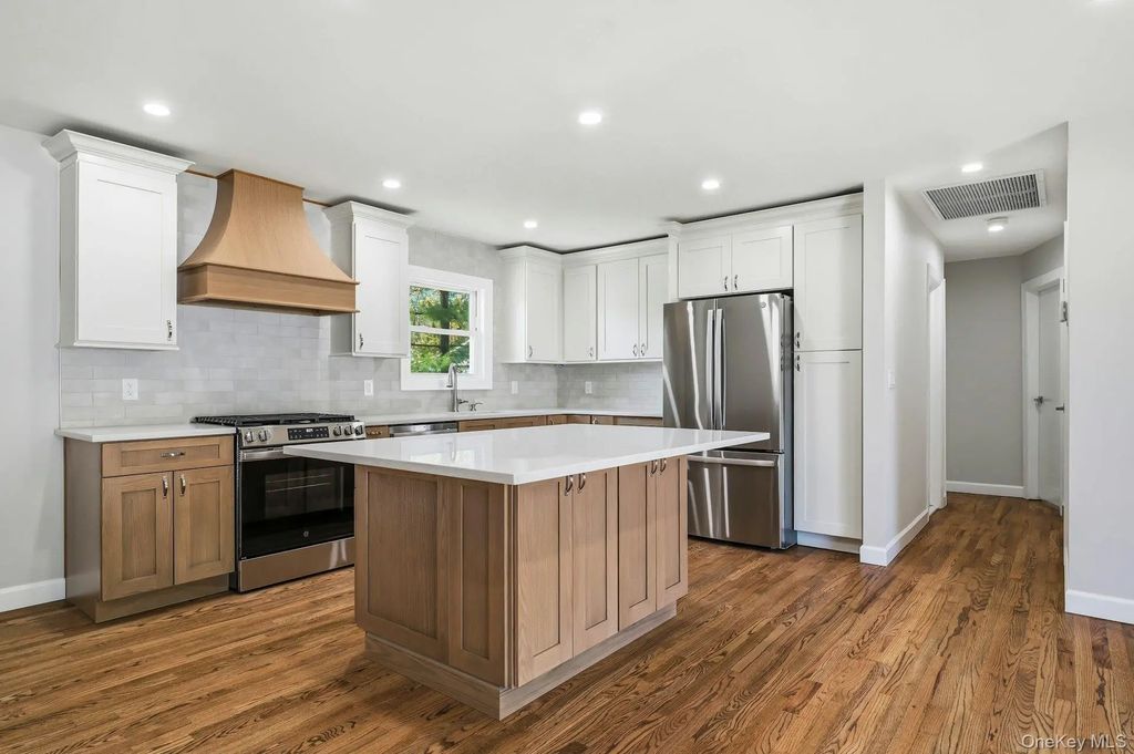 21 Robbins Street, Lindenhurst