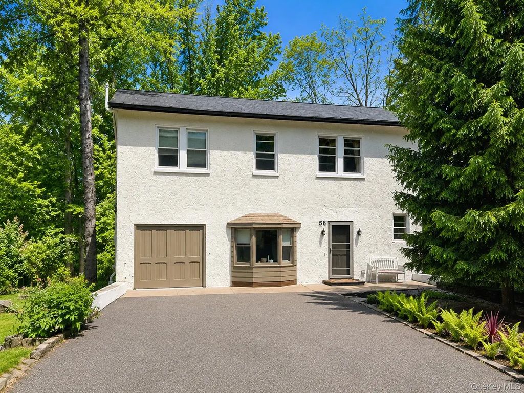 56 Clubhouse Road, Tuxedo Park