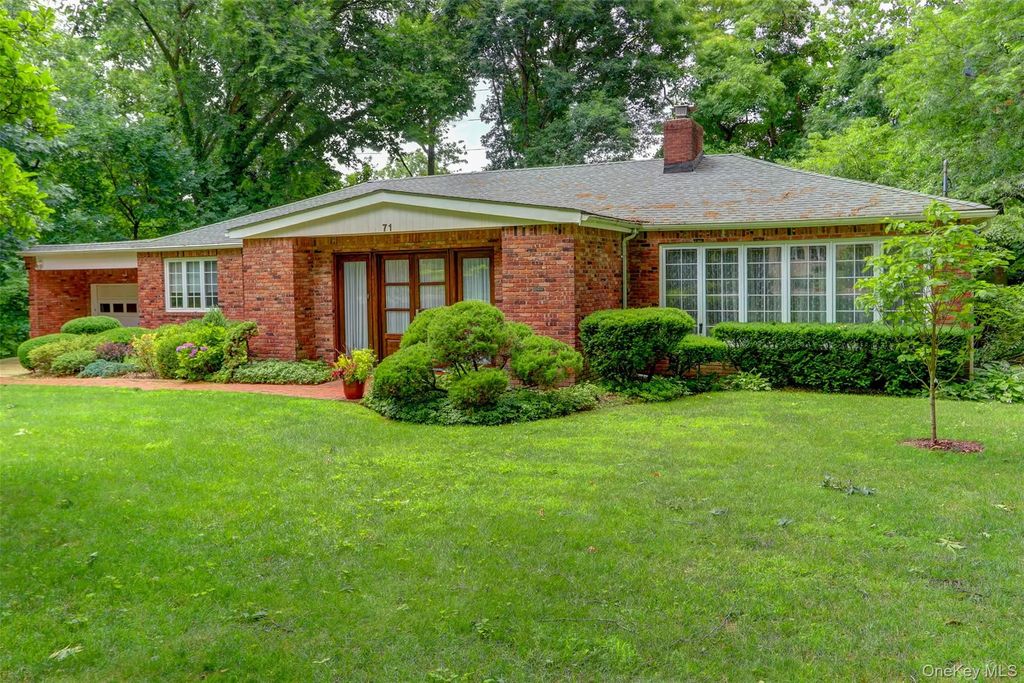 71 Knollwood Road, Roslyn