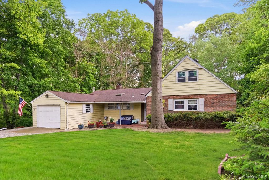 4 Meadowood Court, Huntington