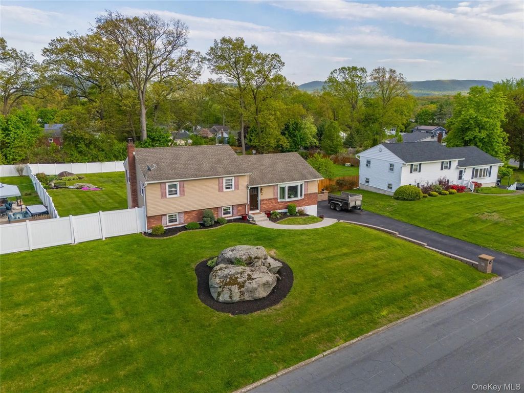 47 Continental Drive, New Windsor