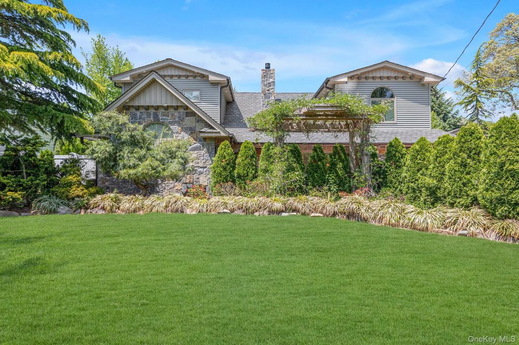 33 Nancy Boulevard, Merrick