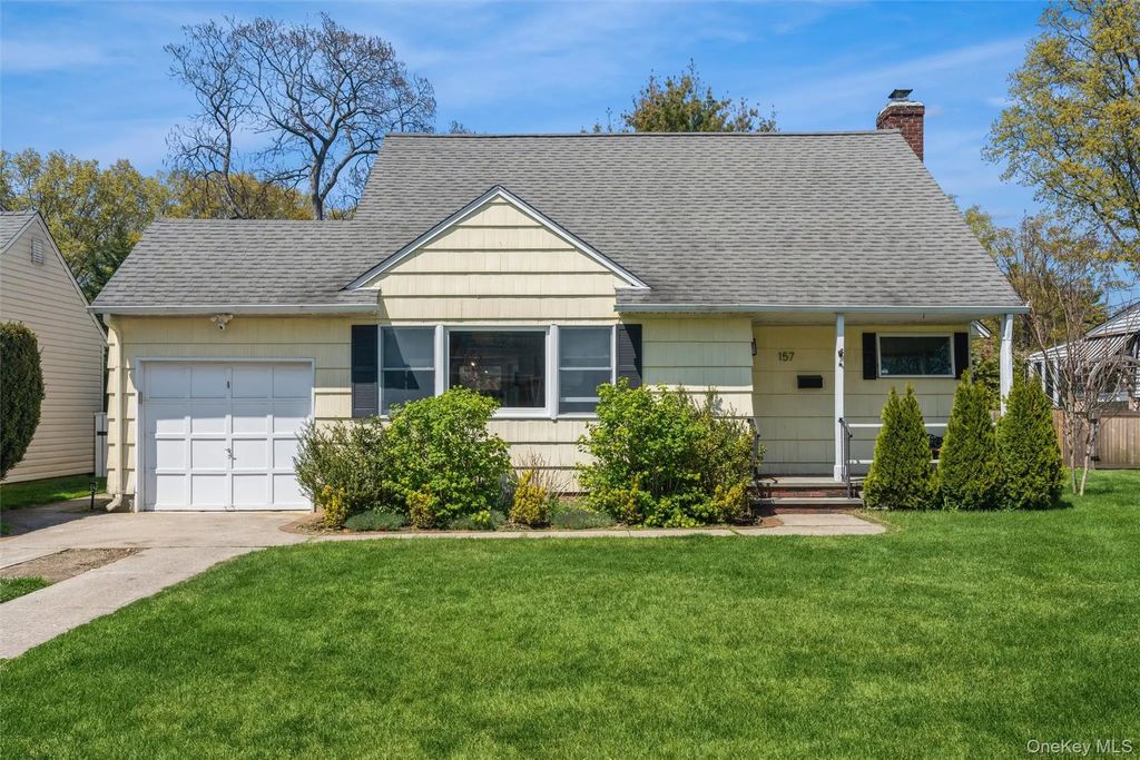 157 Chestnut Street, Garden City
