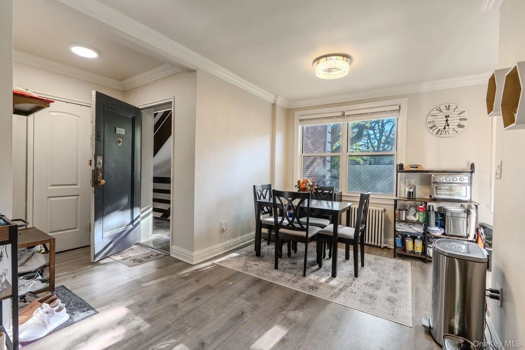 17 Edwards St 2a, Roslyn Heights