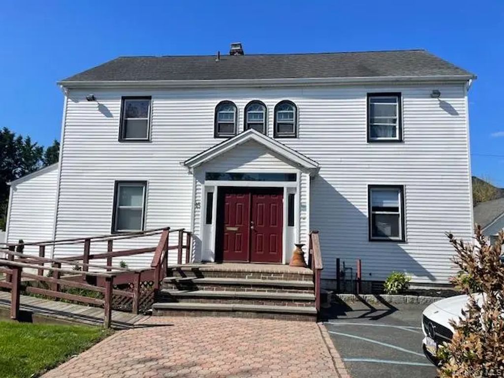 15 Ives Road, Hewlett