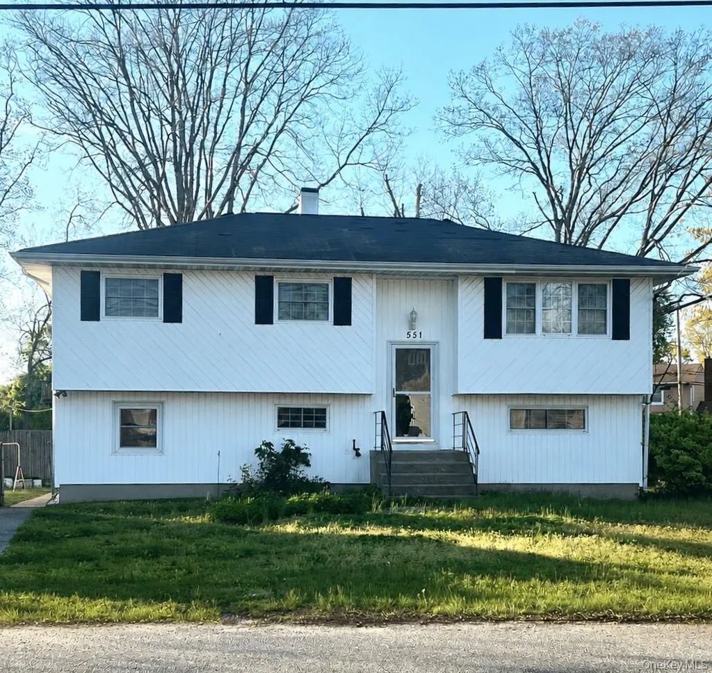 551 Spur Drive N, Bay Shore