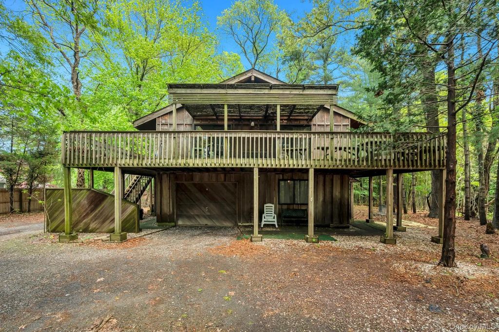 179 Gnarled Hollow Road, East Setauket