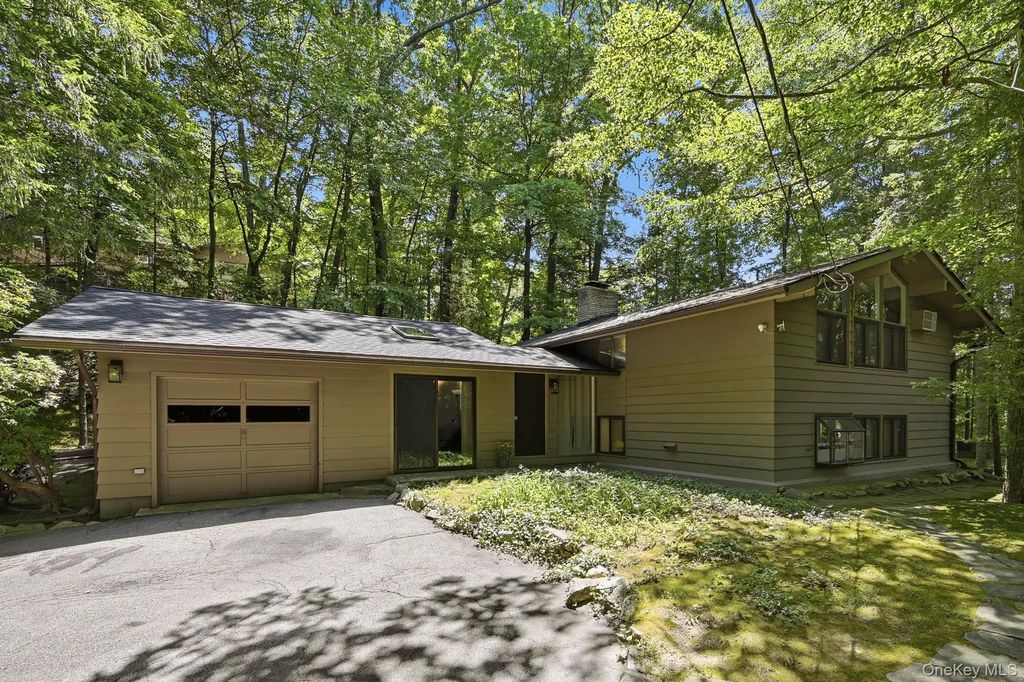80 Clinton Road, Tuxedo Park