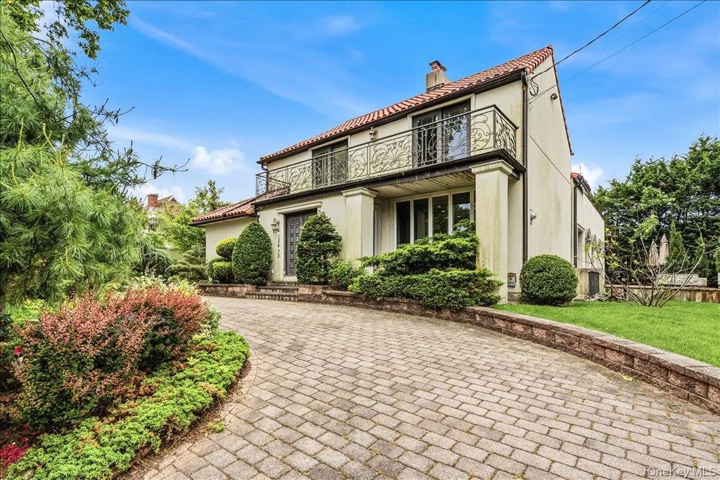 15470 Powells Cove Boulevard, Beechhurst