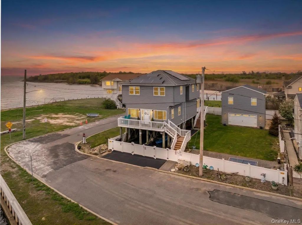 981 S 4th Street, Lindenhurst