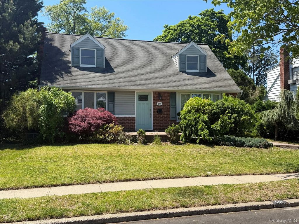 140 Wickshire Drive, East Meadow