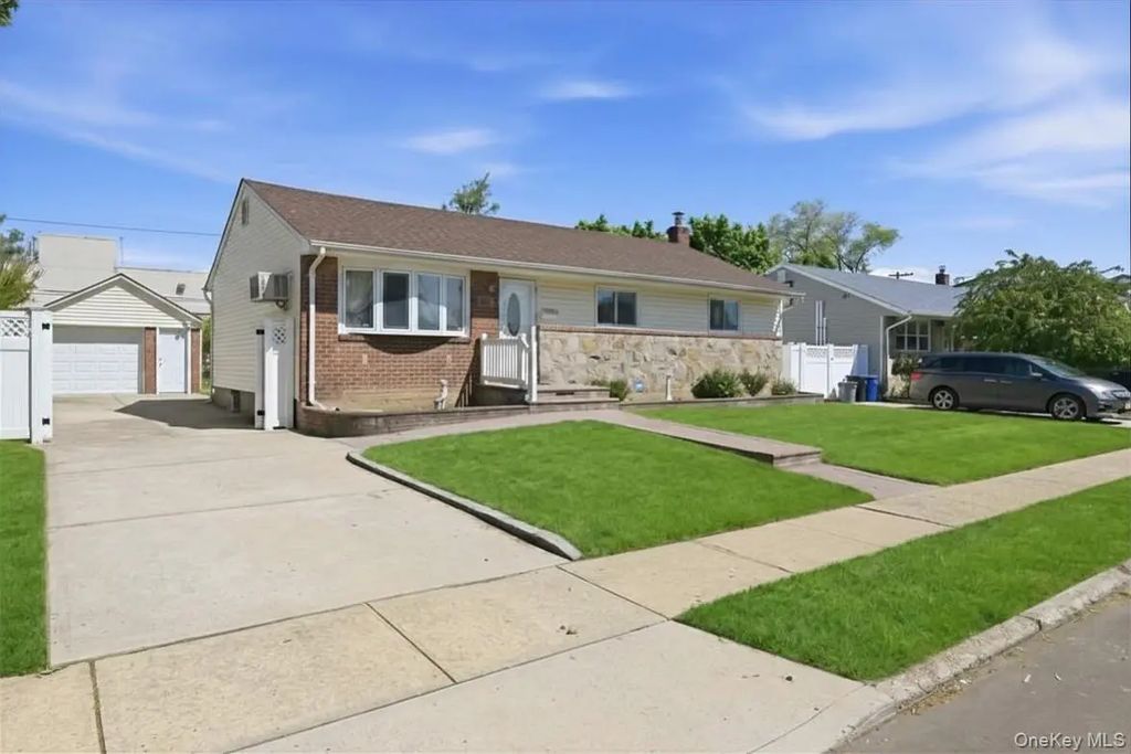 82 Morris Drive, East Meadow