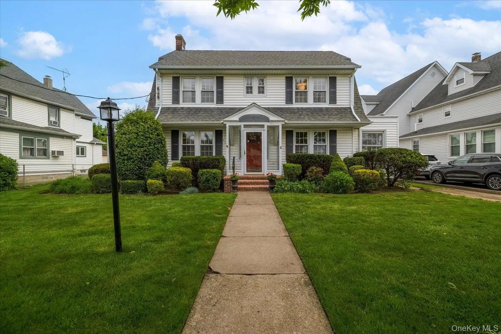 215 Lakeview Avenue, Rockville Centre