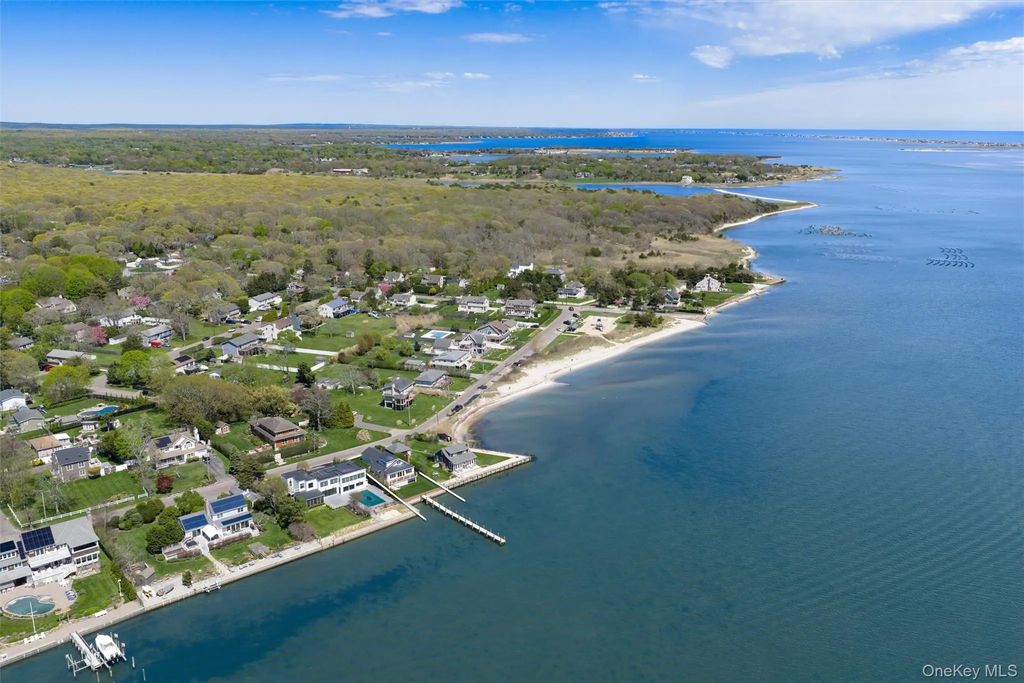 22 Laura Lee Drive, Center Moriches
