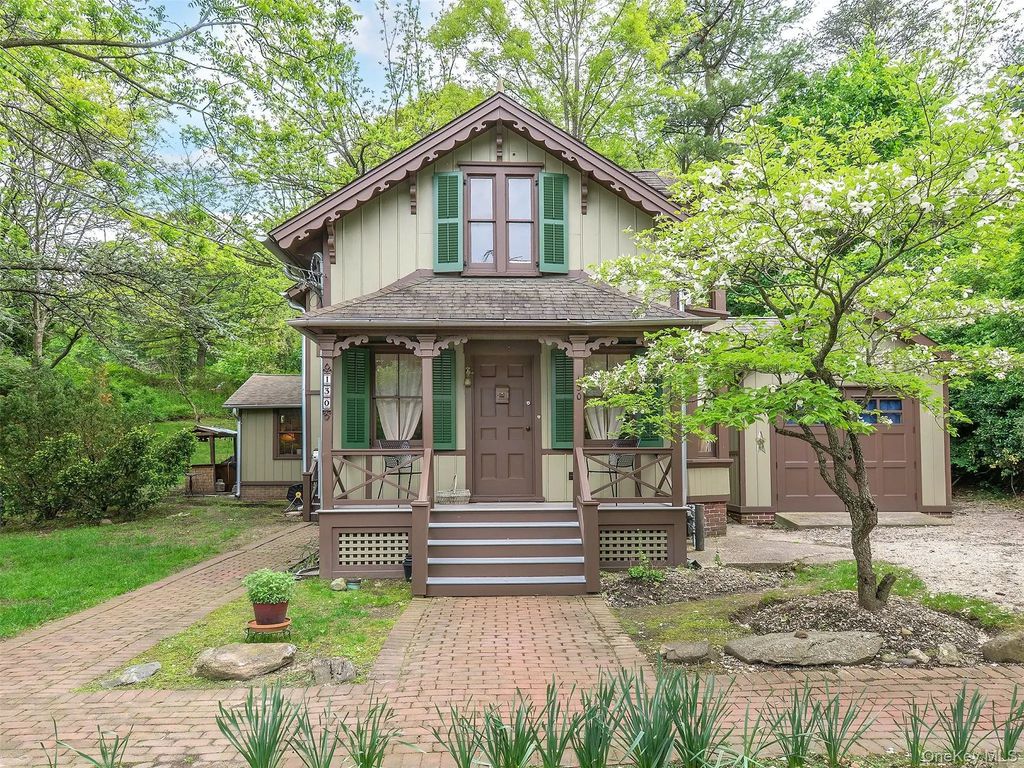 130 Mott Avenue, Roslyn
