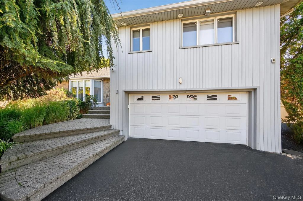11 Sunbeam Road, Syosset