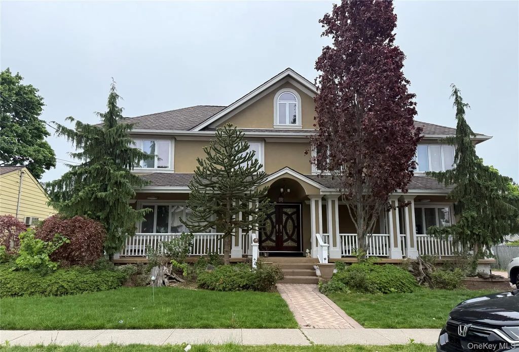 30 3rd Avenue, Westbury