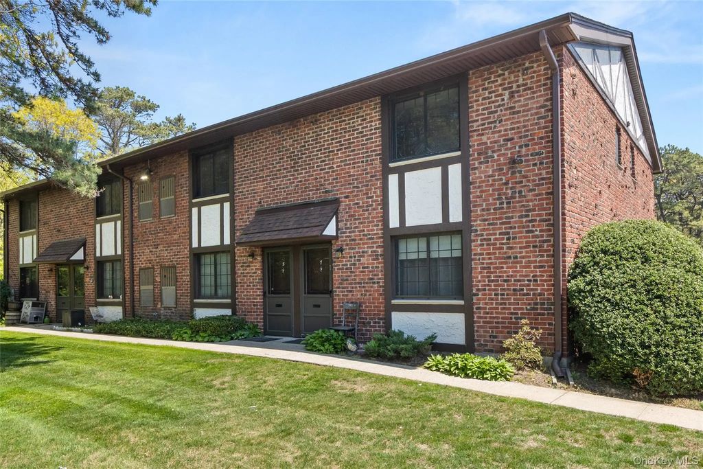 5 Pinebrook Place # 5, Bay Shore