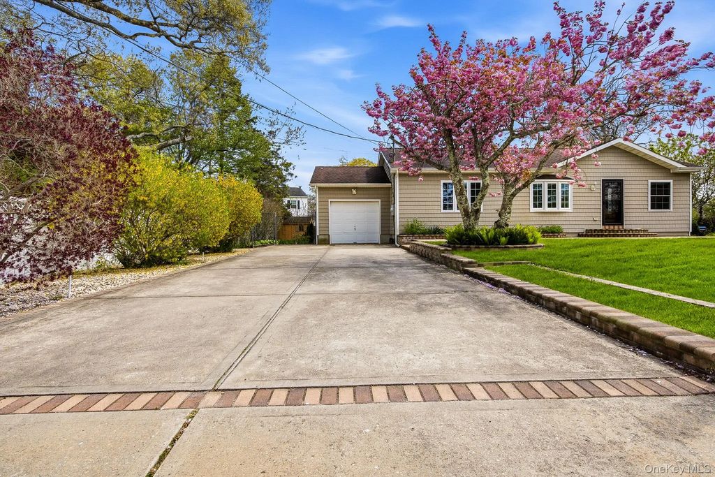 46 Lafayette Drive, Shirley